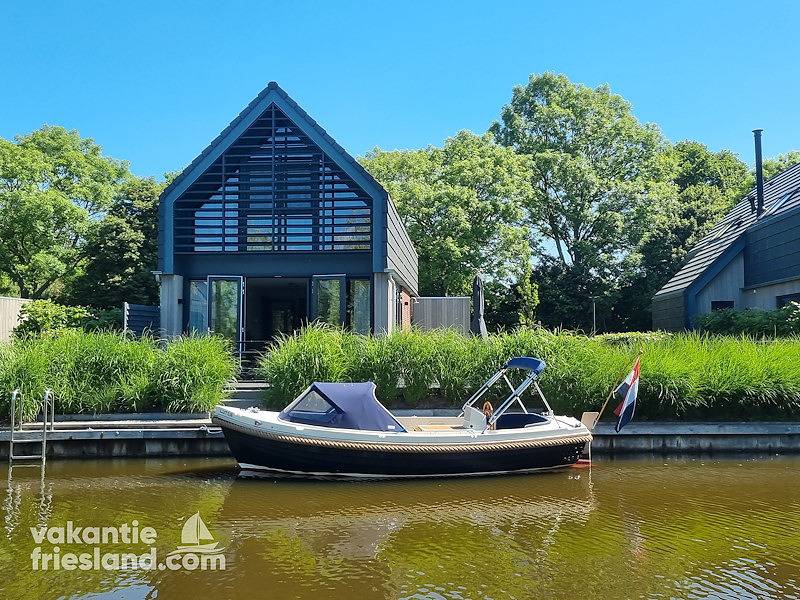 Vakantiefriesland — Luxus-Wasservilla in Balk mit Terrasse am Wasser in Balk, Ijsselmeer