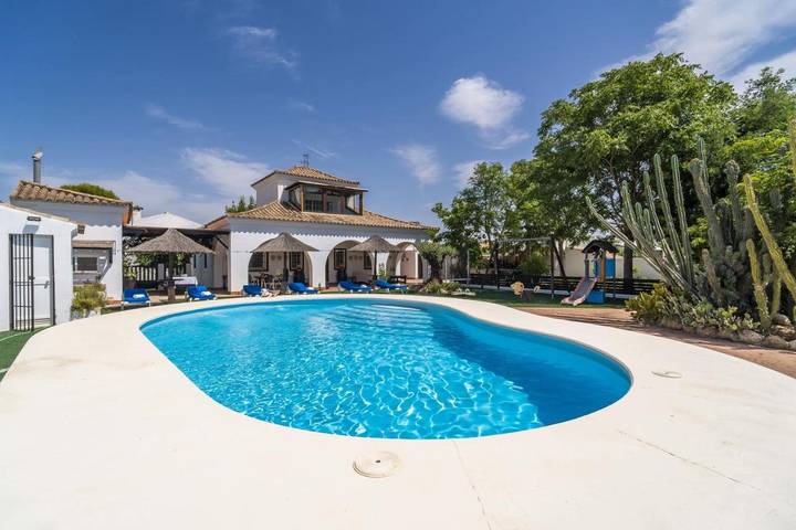 Casa rural para 8 personas, con piscina además de vistas y jardín en Marchena