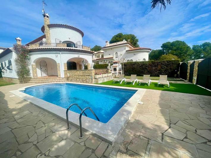 Villa pour 8 personnes, avec Balcon et Terrasse ainsi que Jardin et Piscine à Miami Platja