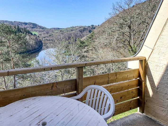 Camping pour 4 personnes, avec vue sur le lac et balcon en Auvergne - 2