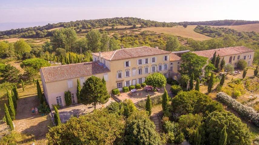 Chambre d’hôte pour 24 personnes, avec Balcon et Terrasse ainsi que Jardin et Piscine