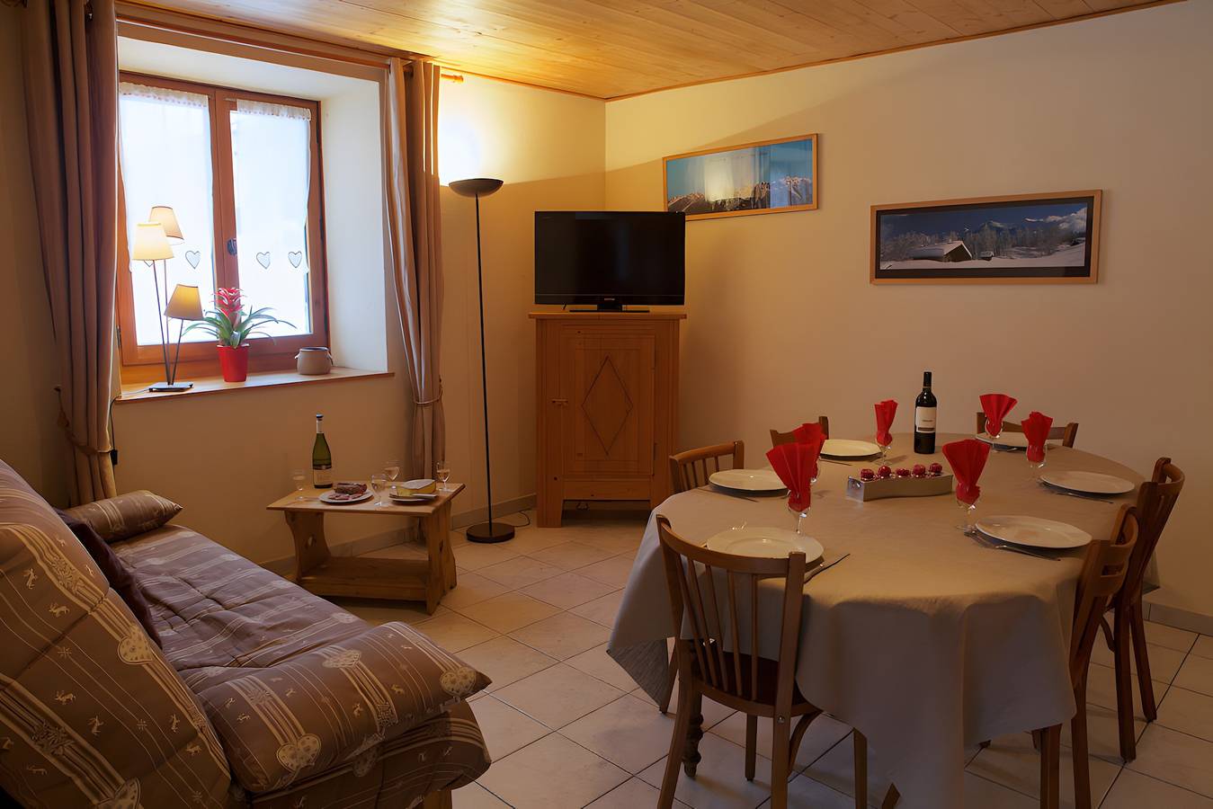 Gîte « La Ferme du Mont Blanc » : vue montagne, terrasse privée et Wi-Fi in Combloux, Pays du Mont-Blanc