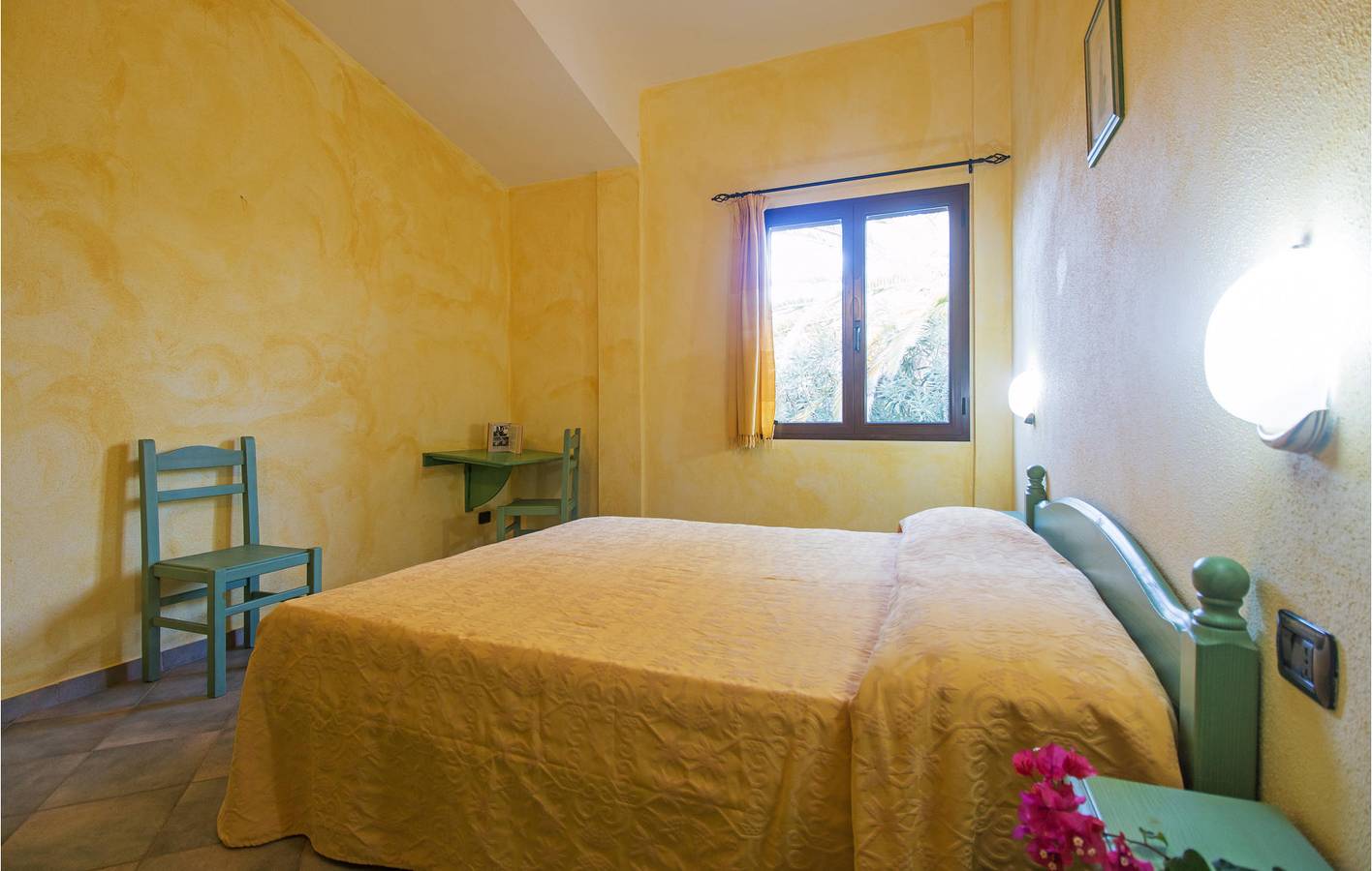 Ganze Ferienwohnung, Apartment am Pool mit Kochnische und Internet 1,5 km vom Strand entfernt in Sos Alinos, Orosei