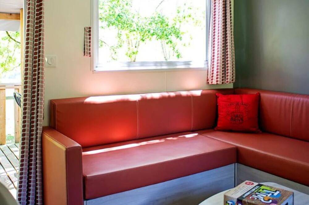 Mobil-home con Terraza y Mobiliario de jardín para 6 personas in Lissac-sur-Couze, Brive-la-Gaillarde region