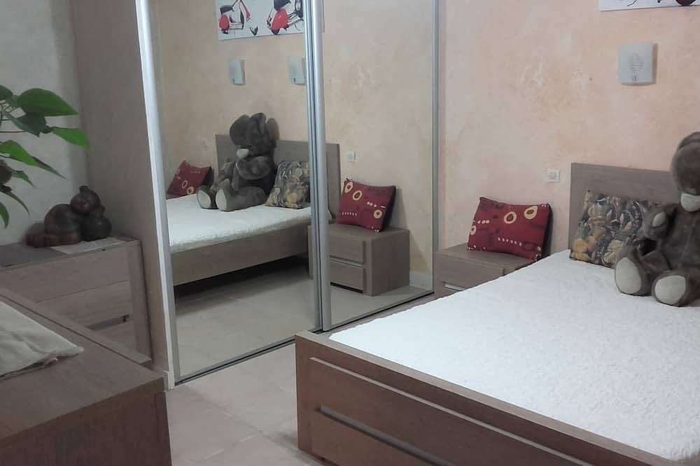 Geheel appartement, Onafhankelijke begane grond studio in onroerend goed met parkeerplaats in Flayosc, Draguignan en omgeving