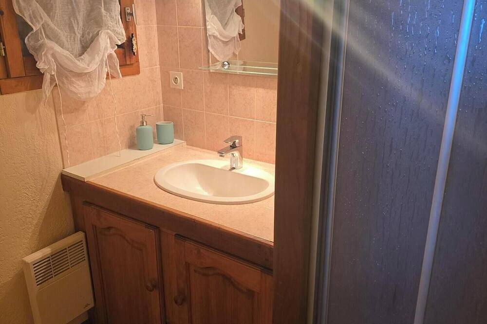 Appartement de  37 m2 dans Rdc chalet vue lac plein sud in Puy-Sanières, Parc national des Écrins