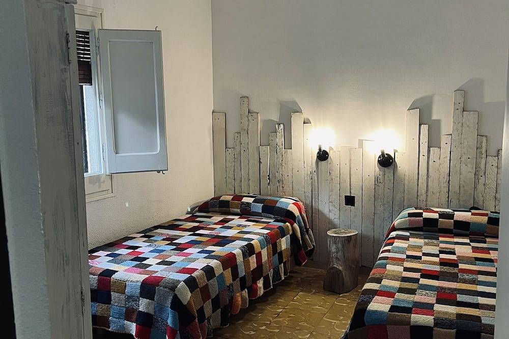 Entire apartment, Rustic, spacious apartment next to the Montserrat mountain in Monistrol de Montserrat, Barcelona Inland