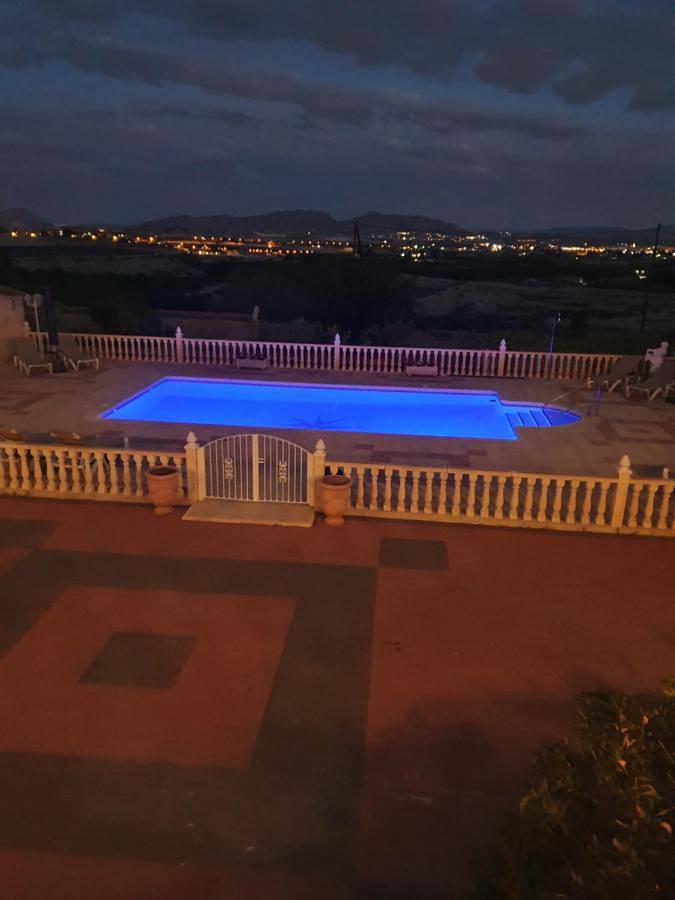 Alojamiento y desayuno para 2 personas, con jardín y terraza además de vistas y piscina - 1