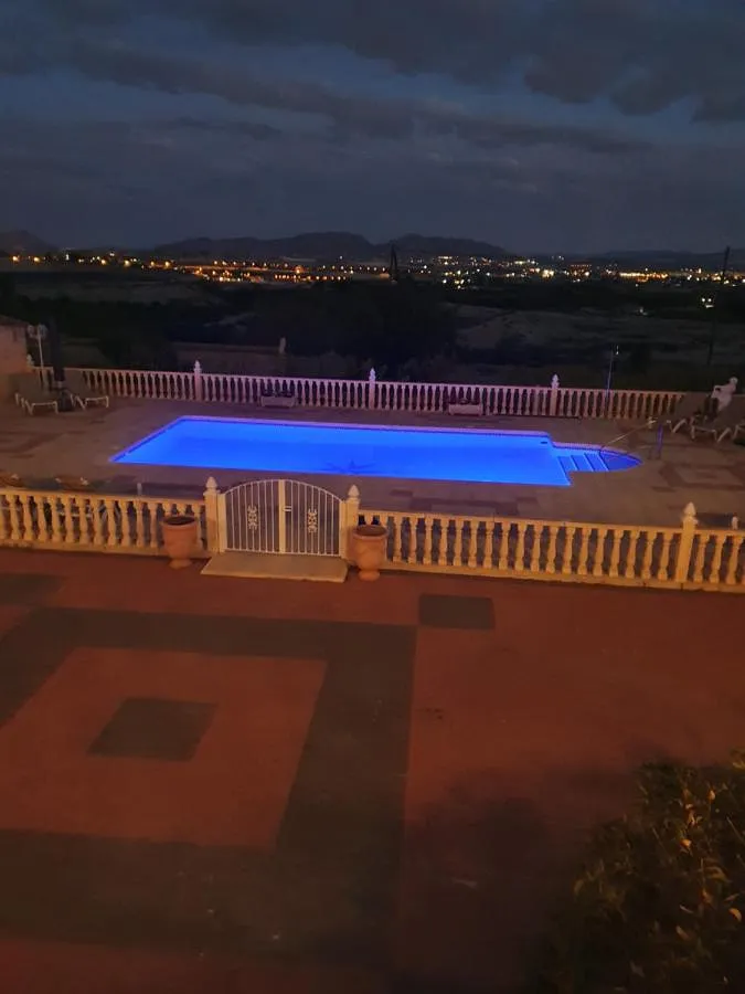 Alojamiento y desayuno para 2 personas, con vistas y piscina además de terraza y jardín - 1