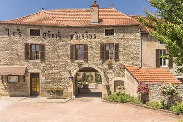 Gîte pour 4 personnes, avec terrasse et vue ainsi que piscine et jardin, animaux acceptés à Bligny-sur-Ouche