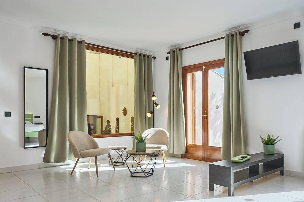 Casa Toni i na Bel, con vistas panorámicas al mar, piscina, wifi, aire acond. in s'Horta, Felanitx