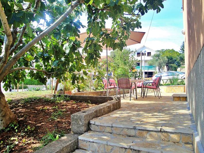 Ganze Wohnung, Apartment Nidisa - 90 m vom Meer, Stadtzentrum, privater Parkplatz, Terrasse, Balkon in Čižići, Krk