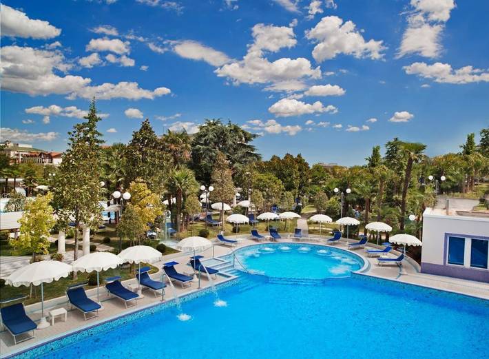 Hôtel pour 2 personnes, avec Balcon et Jacuzzi ainsi que Jardin et Piscine