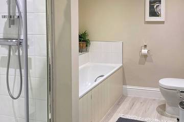 Log Cabin for 2 People in Leeds, West Yorkshire, Photo 2