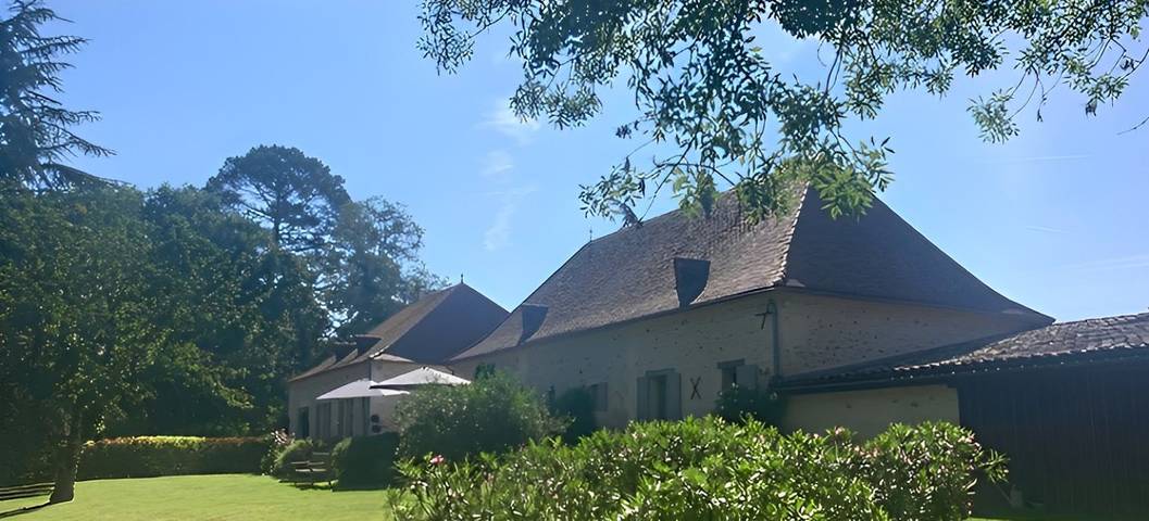 Gîte pour 11 personnes, avec jardin ainsi que terrasse et piscine à Église-Neuve-d'Issac