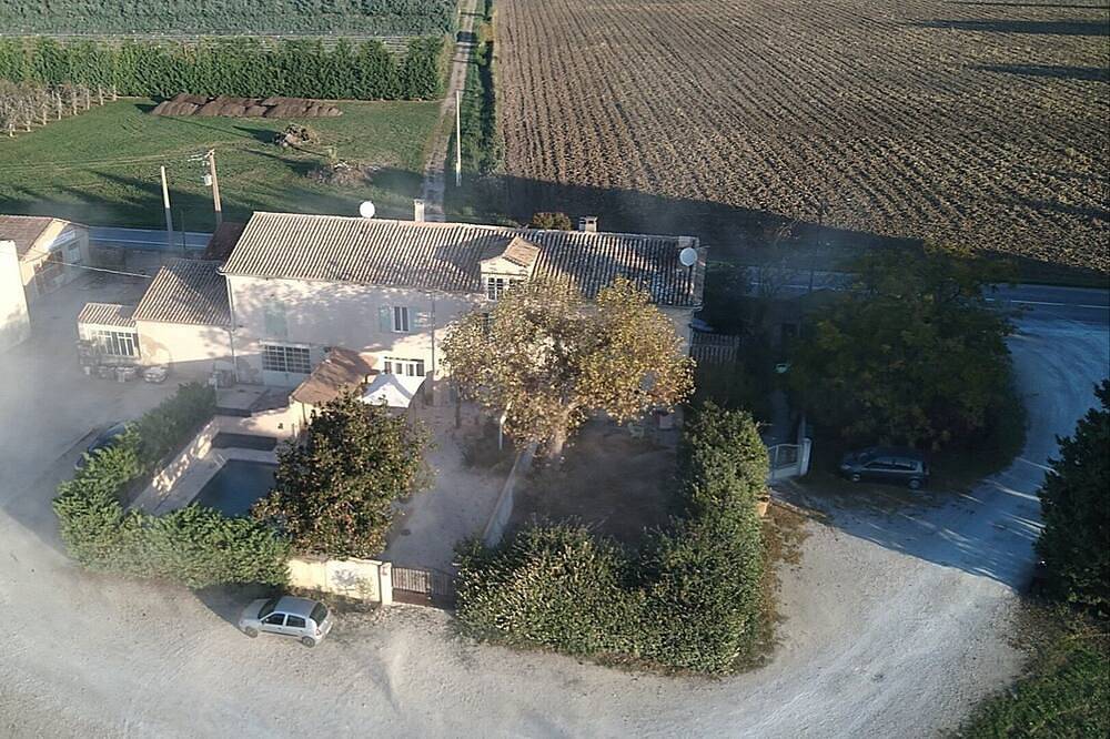 Beautiful Mas Provençal with 3 Bed And Breakfast + pool in Cavaillon, Parc naturel régional du Luberon