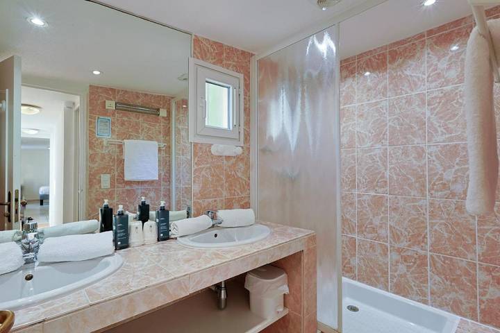 Hôtel pour 2 personnes, avec Terrasse et Jardin dans Agay - 4