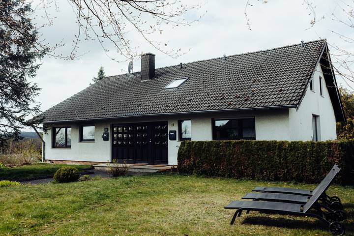 Ferienwohnung für 6 Personen, mit Balkon und Terrasse sowie Garten in Bettenfeld