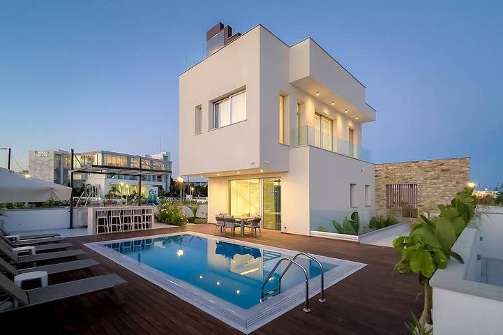Villa for 10 personer, med balkon i Ayia Napa