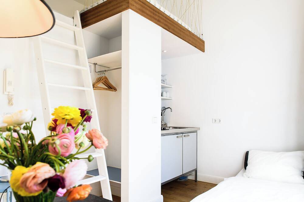 Hel lägenhet, Sunny, quiet city apartment with sleeping gallery and small private courtyard in Köln, Rhenlandet