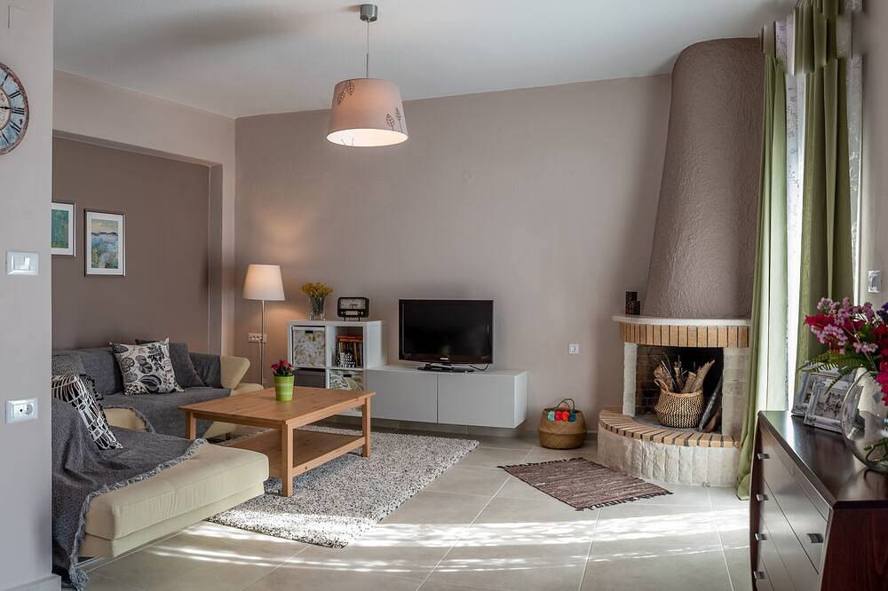 Cozy 1st floor apartment with balconies in Milatos, North Crete
