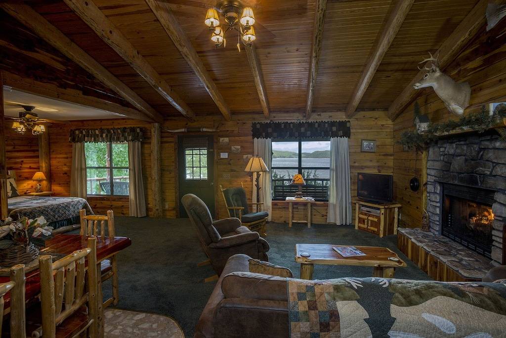 Luxury Log Cabin an der Küste von Beaver See mit Boot Dock & Swim Deck in Beaver Lake