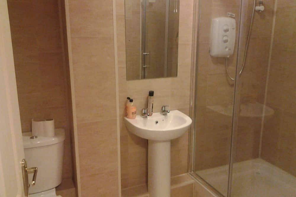Entire apartment, Galway 2-Bed Apt, Sleeps 4, 5-min walk to Station in St Nicholas, Galway