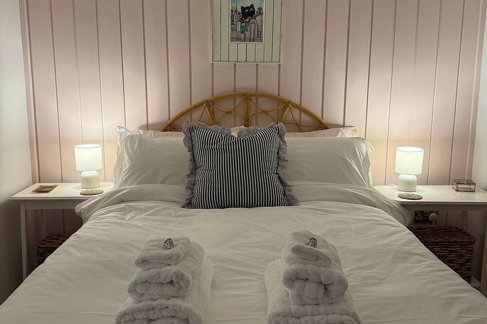 Charming Newly Renovated 1 Bedroom Chalet | Stunning Sea Views in Shetland Islands