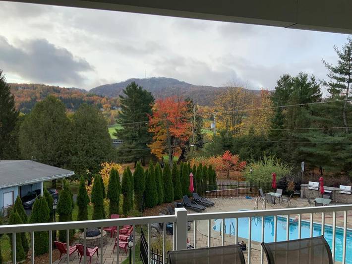 Location de vacances pour 5 personnes, avec jardin ainsi que vue et piscine à Bromont