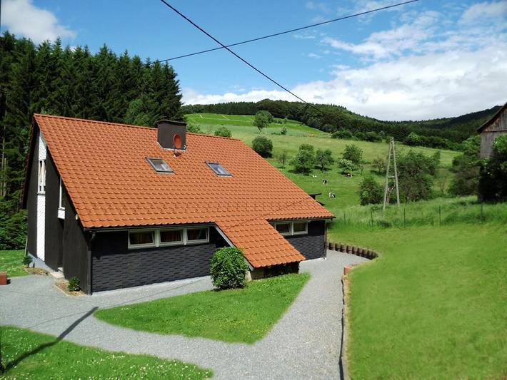 Ferienwohnung für 8 Personen, mit Balkon und Terrasse sowie Garten in Bestwig