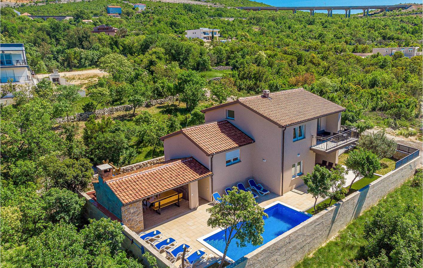 Charming Sea-View Apartment with Pool and Terrace, 2.5 km to Beach in Jasenice, Zadar