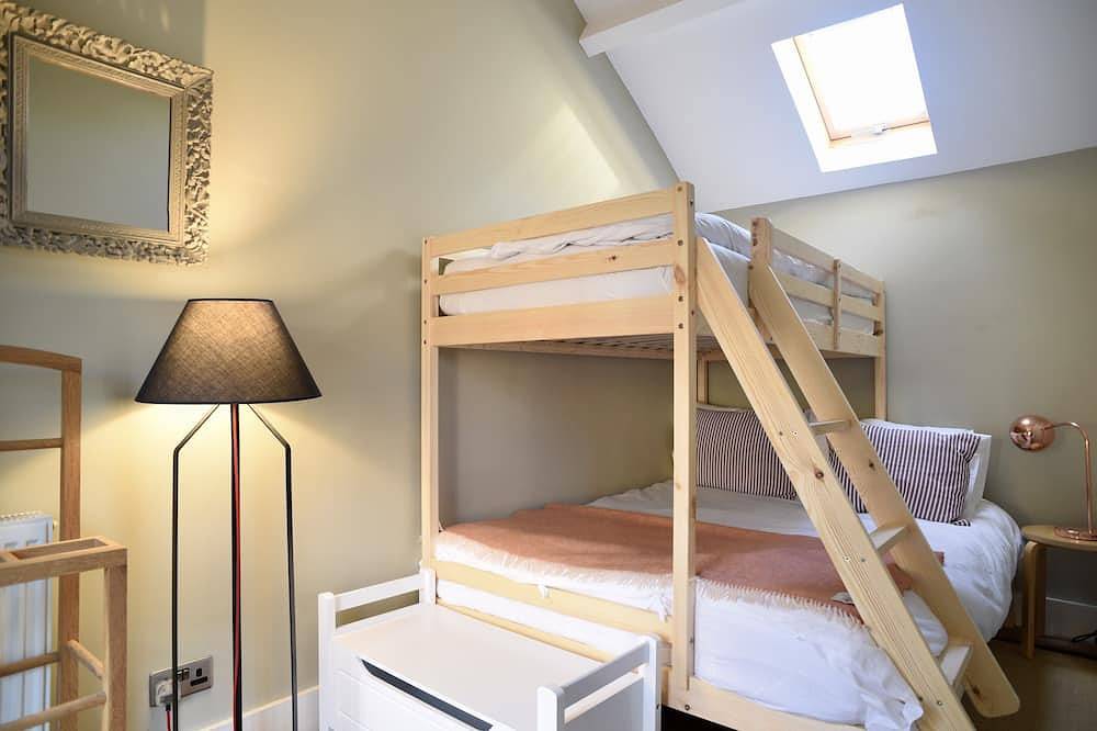 Stylish Whitstable Cottage/ Beach 2 mins/ Courtyard /free parking/dog friendly. in Whitstable, Kent