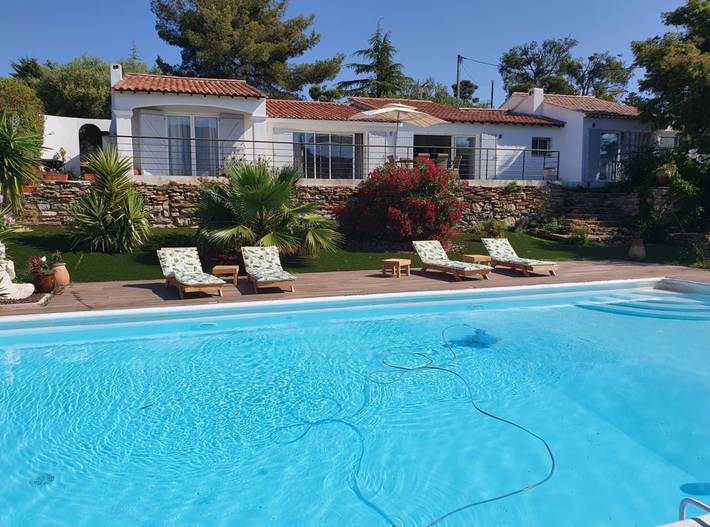 Location de vacances pour 8 personnes, avec piscine ainsi que jardin et balcon à La Cadière-d'Azur