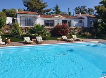 Location de vacances pour 8 personnes, avec jardin ainsi que piscine et terrasse à La Cadière-d'Azur