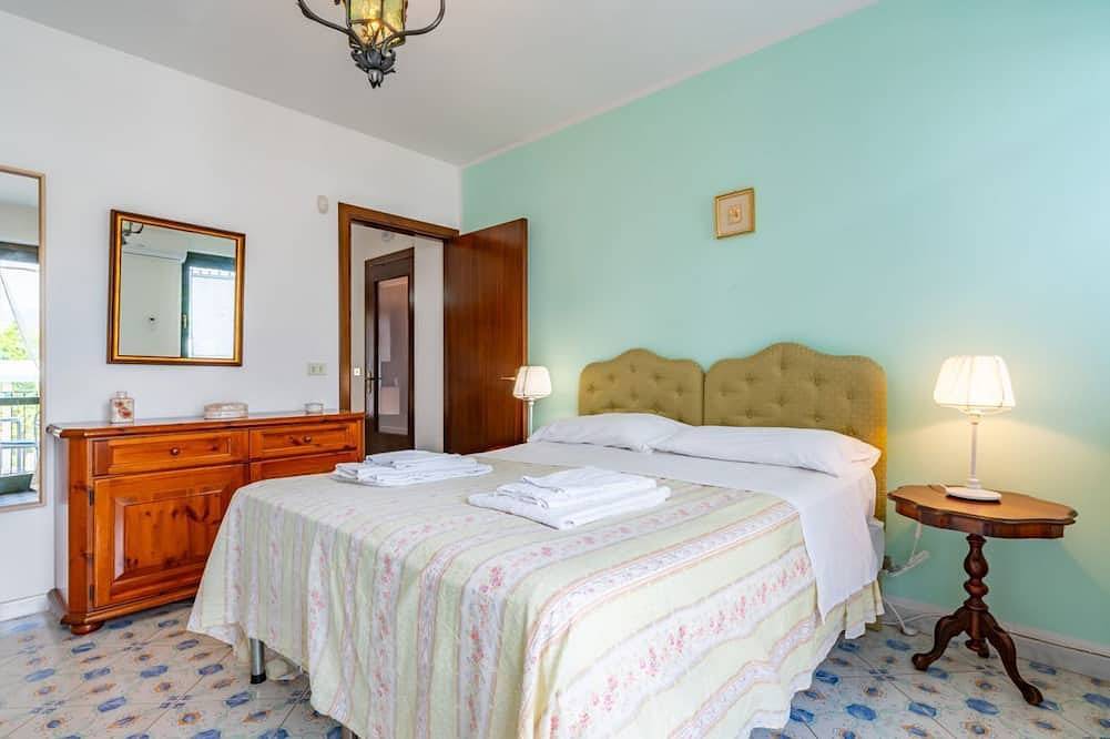 Ganze Wohnung, Guesthost - Cozy 55 sqm apartment in Mascali, ideal for 4 people. Equipped with air conditioning, and 2 balconies, the apartment offers comfort and convenience. Located just 1 minute walk from the beach, with a road next to the building providing direct in Fondachello, Catania Provinz
