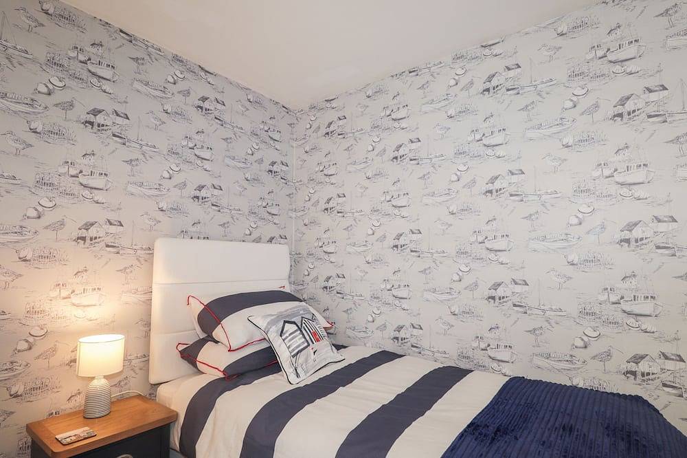 2 Seafield Place, pet friendly, character holiday cottage in Portsoy in Portsoy, Aberdeenshire