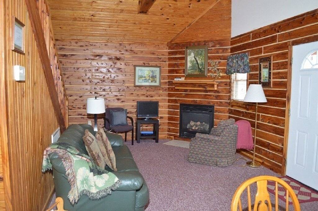 Deluxe mit Hot Tub-Kabine # 20. Das Hotel liegt am Patoka Lake im südlichen Indiana in Patoka Lake