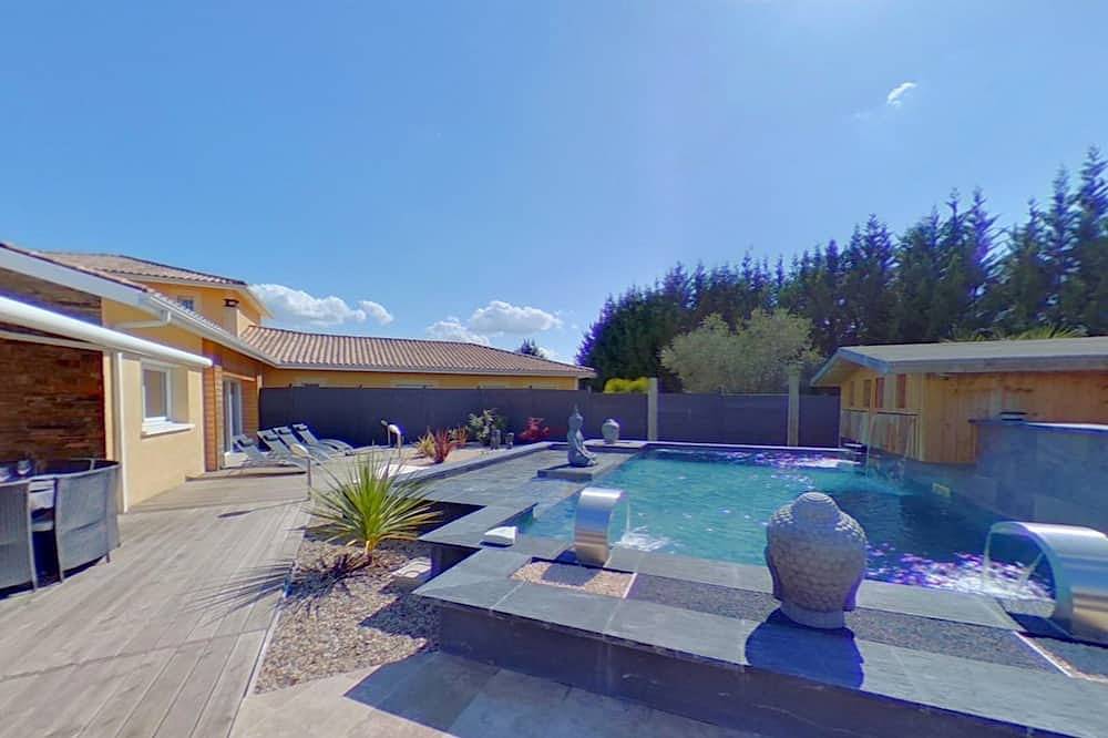 Villa Naeva avec piscine, Jacuzzi 10 places, Ping pong, plancha et Brasero in Agnac, Région de Marmande
