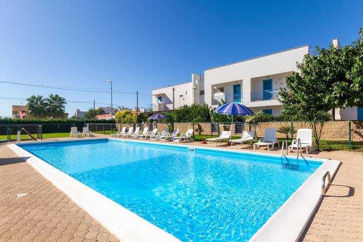 Vakantiehuis 'Via Duccio Da Boninsegna' met Gemeenschappelijk Zwembad, Terras en Wi-Fi in Boncore, Golf van Tarente