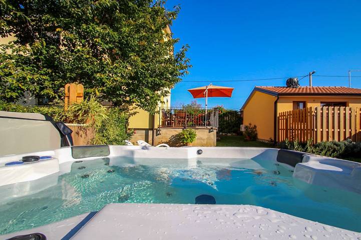 Ferienhaus für 4 Personen, mit Whirlpool und Terrasse sowie Garten in Dajla