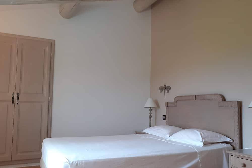 Prestigious South Luberon house in quiet location, air-conditioned with heated pool in Cabrières-d'Aigues, Parc naturel régional du Luberon