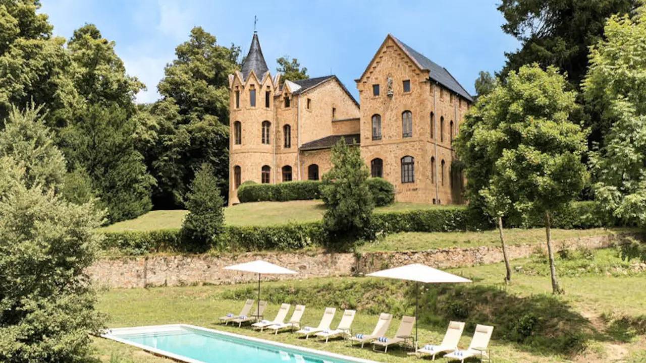 Apartamento vacacional entero, Amplio apartamento de vacaciones con aparcamiento, piscina y barbacoa in San Hilario Sacalm, Provincia de Gerona
