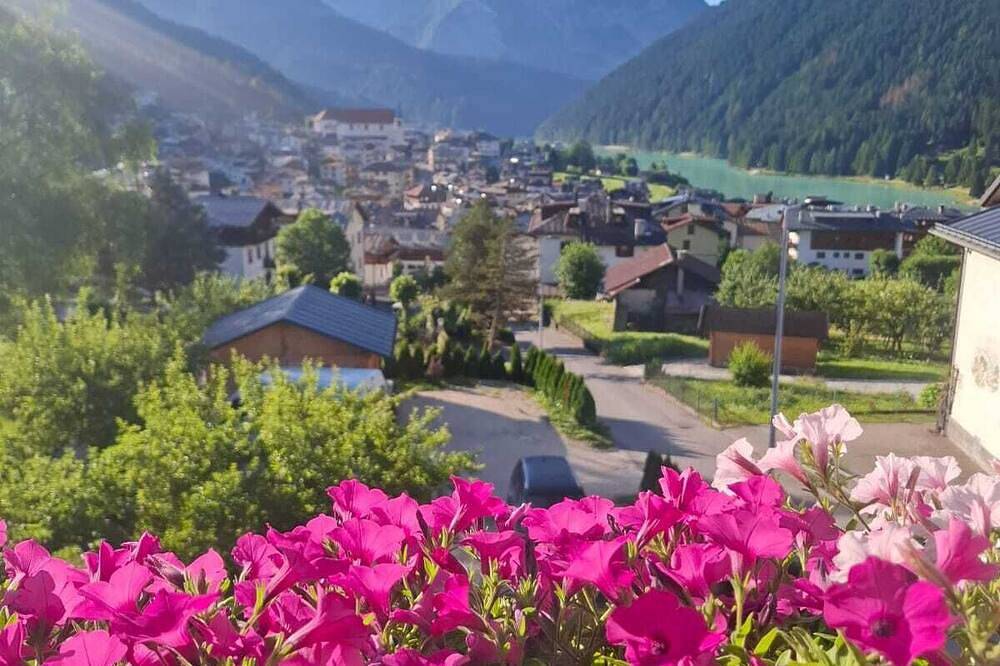Entire apartment, Gorgeous wooden attic room with wonderful view of Lake Auronzo in Auronzo di Cadore, Sexten Dolomites