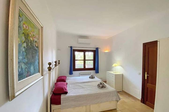 Wunderbare 4-Bett-Villa mit privatem Pool im Zentrum von Cala D'Or, 5 Minuten zu Fuß zum Strand in Caló de ses Dones (Santanyí), Santanyí