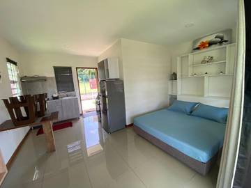 Gîte pour 2 personnes, avec terrasse ainsi que jardin et piscine dans Taravao