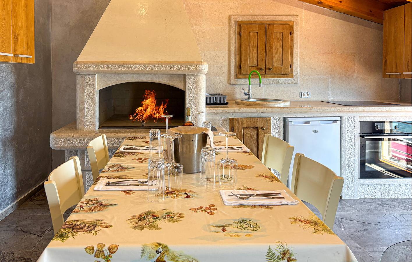 Appartement de vacances entier, Appartement confortable avec vue sur la mer, Wi-Fi et parking, à 500 m de la plage in Umag, Région d'Umag