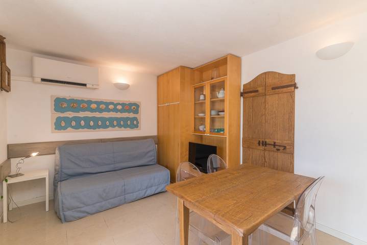 Entire studio, Studio Appartamento 'Monolocale Cala Capra' close to the Beach with Shared Pool & Wi-Fi in Capo d'Orso, Palau (Sardinia)