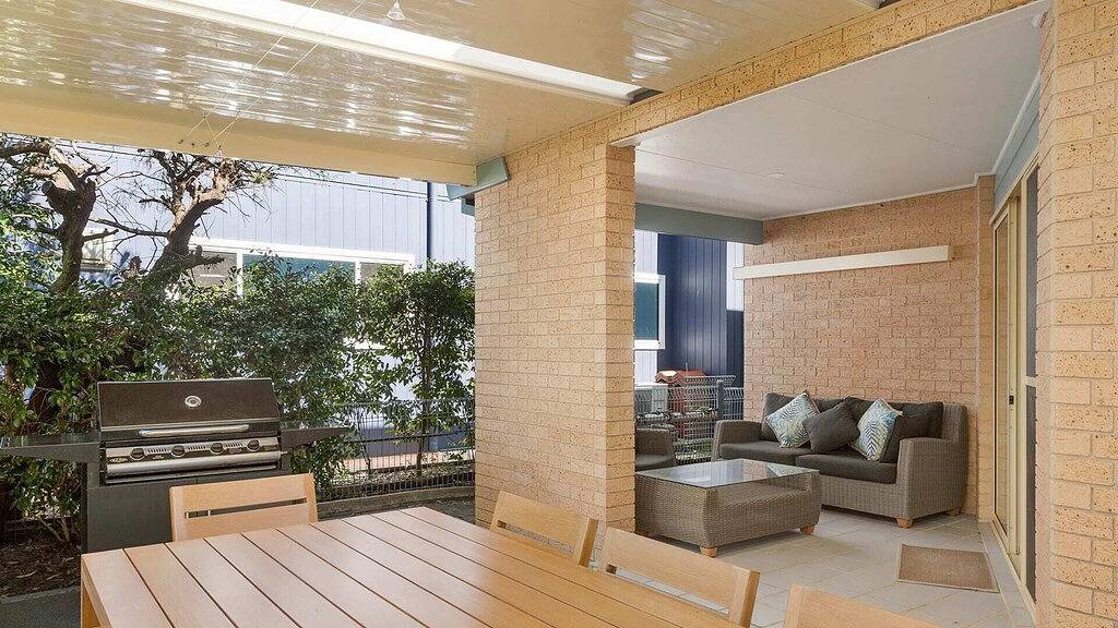 Nah genug, um zum Strand zu laufen! in Nelson Bay, Hunter Valley