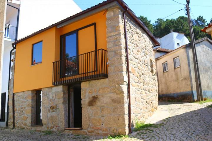 Location de vacances pour 3 personnes, avec terrasse et vue, animaux acceptés dans Castro Daire