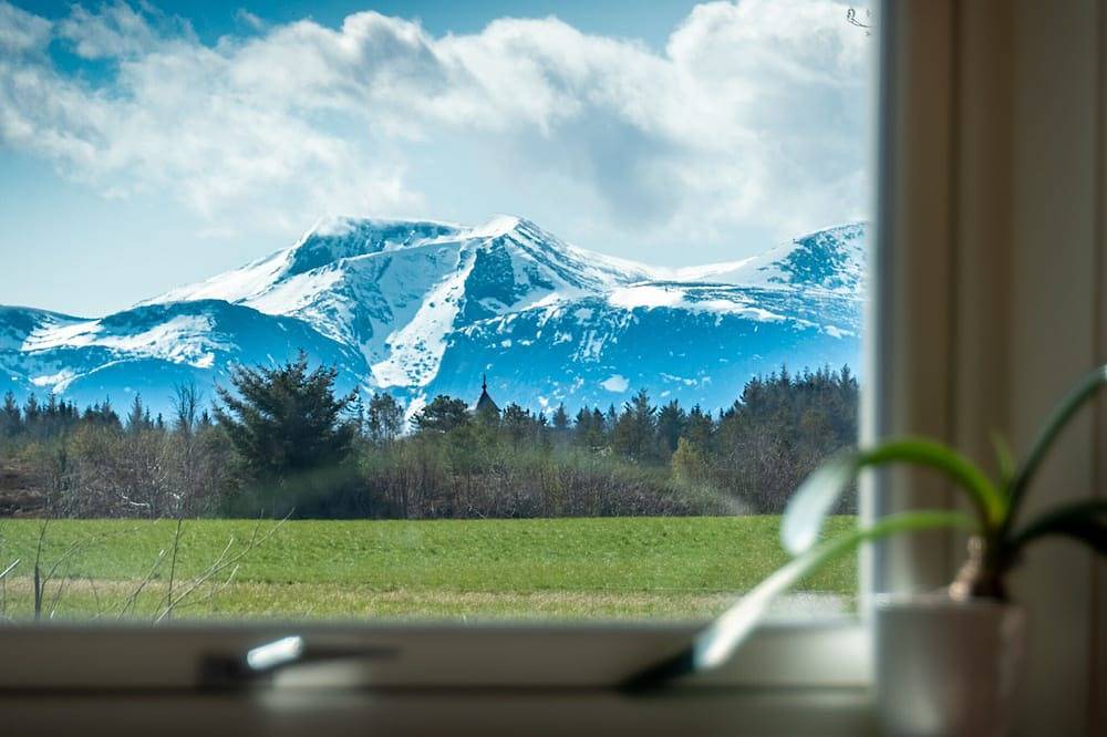 Island Getaway: Sea and Mountain Views in Sandøy, Nördliches Fjordnorwegen